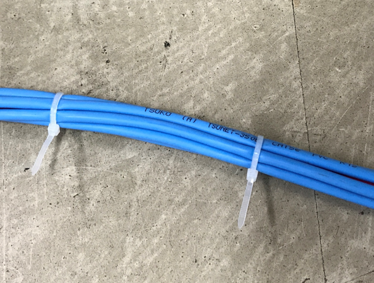 試験用の6-around-1ケーブル